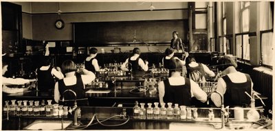 Science Lesson at the London Grammar School for Girls, 1936 by Unbekannt Unbekannt